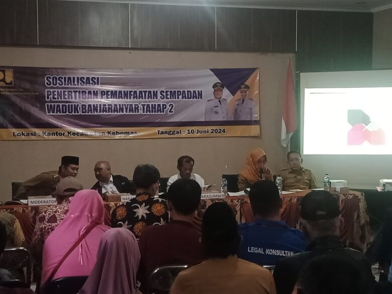 Rapat Sosialisasi Penertiban Pemanfaatan Sepadan Waduk Banjaranyar Tahap 2 di Kecamatan Kebomas.(Blok-a.com/ivan)