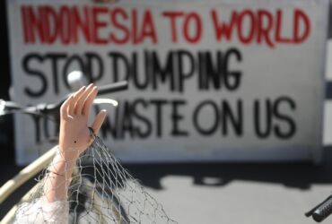 Aksi aktivis lingkungan berunjuk rasa di depan konjen Australia dan Jepang di Surabaya.(dokumen Ecoton For blok-a.com)