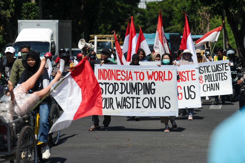 Aksi aktivis lingkungan berunjuk rasa di depan konjen Australia dan Jepang di Surabaya.(dokumen Ecoton For blok-a.com)