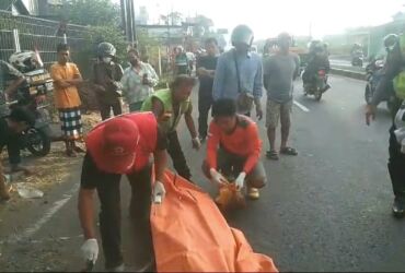 Evakuasi korban meninggal setelah terlindas truk Fuso di jalan raya bypass, Mojokerto.(blok-a.com/Syahrul Wijaya)