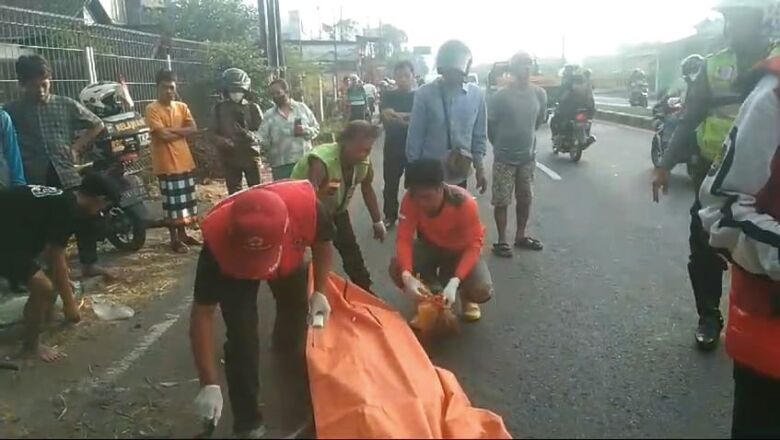 Evakuasi korban meninggal setelah terlindas truk Fuso di jalan raya bypass, Mojokerto.(blok-a.com/Syahrul Wijaya)