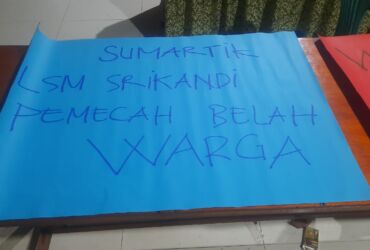 Poster yang bertuliskan hasutan dan fitnahan kepada ketua LSM Srikandi Indonesia.(Blok-a.com/Syahrul Wijaya)