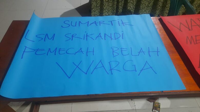Poster yang bertuliskan hasutan dan fitnahan kepada ketua LSM Srikandi Indonesia.(Blok-a.com/Syahrul Wijaya)