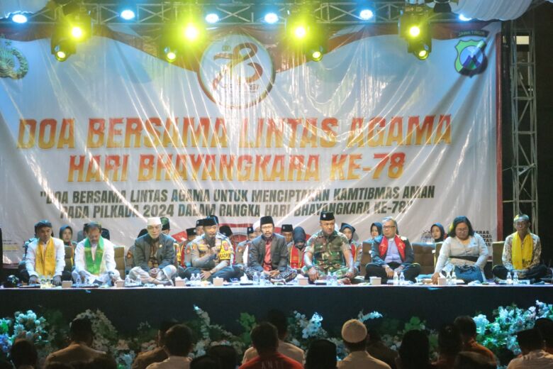 Doa bersama lintas agama di Mako Polres Mojokerto, ditandai dengan perjanjian kerjasama lintas agama.(Dokumen Polres Mojokerto)