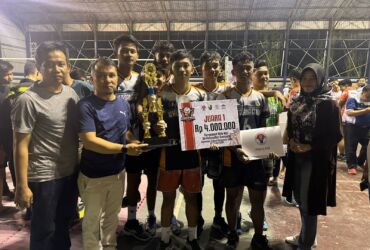 Camat Tambelangan dan Sekcam foto bersama para atletnya usai mendapatkan juara.