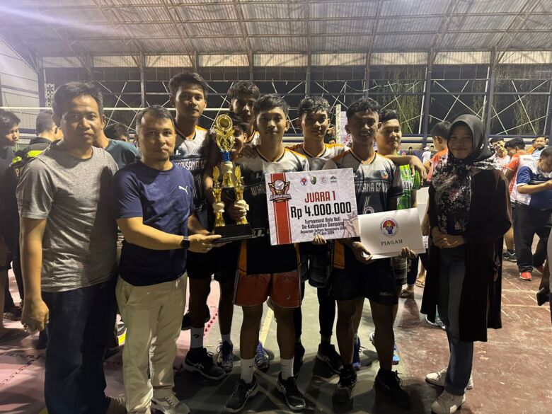 Camat Tambelangan dan Sekcam foto bersama para atletnya usai mendapatkan juara.