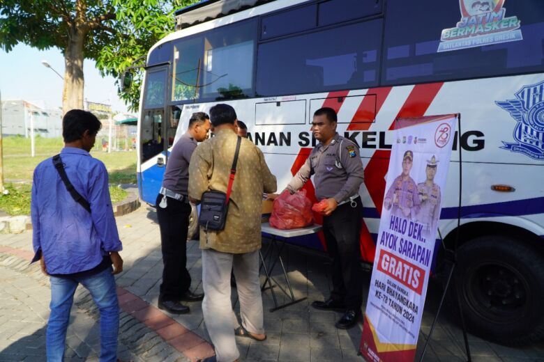 Anggota Satlantas Polres Gresik bagikan sarapan gratis untuk pemohon SIM Keliling.