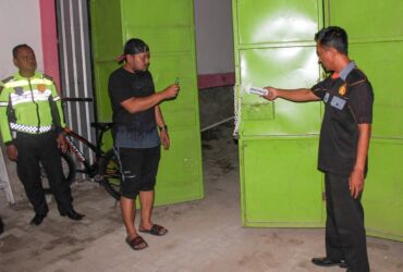 Anggota Satreskrim Polres Jombang saat olah TKP di Puskesmas Miagan, Mojoagung, Jombang.(Dokumen Polres Jombang)