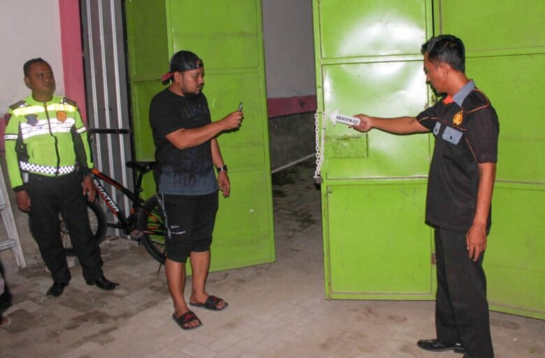 Anggota Satreskrim Polres Jombang saat olah TKP di Puskesmas Miagan, Mojoagung, Jombang.(Dokumen Polres Jombang)
