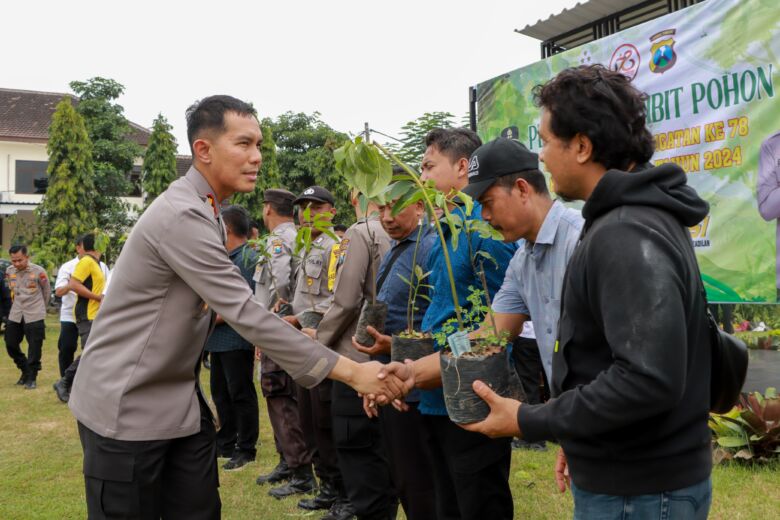 Kapolres Jombang AKBP Eko Bagus Riyadi menyerahkan secara simbolis bibit pohon kepada Kapolsek Jajaran.(Dokumen Polres Jombang)