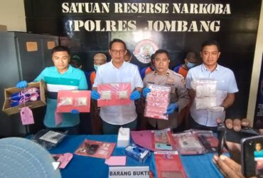Kasatreskrim polres Jombang menunjukkan barang bukti yang berhasil diamankan.(Blok-a.com/Syahrul Wijaya)