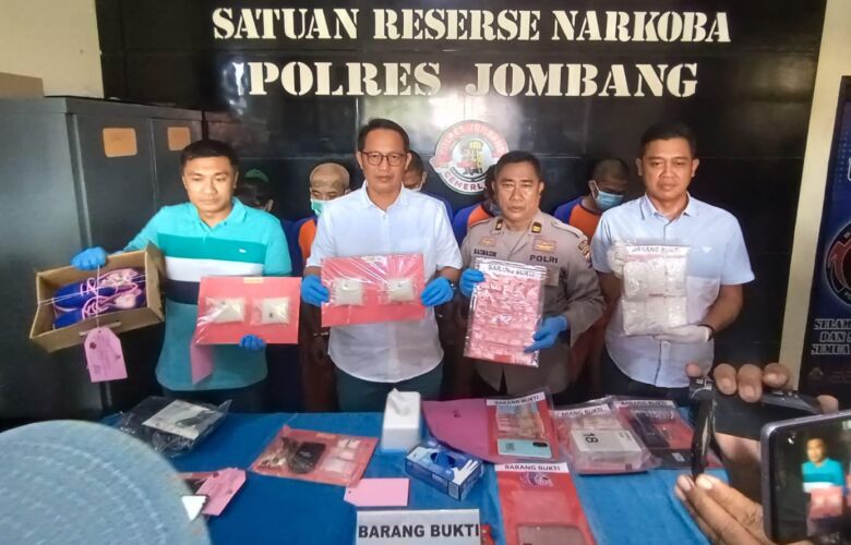 Kasatreskrim polres Jombang menunjukkan barang bukti yang berhasil diamankan.(Blok-a.com/Syahrul Wijaya)