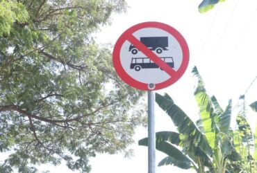 Bupati Yani memasang rambu larangan melintas bagi truk bermuatan berat di jalur Prambangan-Betiring.