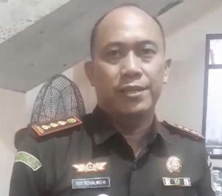 Teks : Kajari Sidoarjo Roy Revalino Herudiansyah usai acara Cangkrukan Bela Negara di Pendapa Balai Desa Penambangan, Balongbendo.