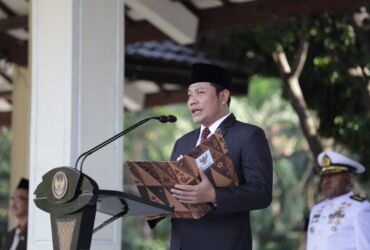 Teks : Plt Bupati Sidoarjo, Subandi SH, saat memimpin upacara peringatan hari lahirnya Pancasila 2024 di lapangan Alun-alun Kabupaten Sidoarjo