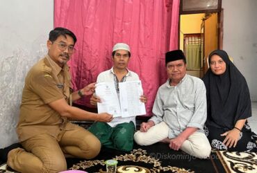 Penyerahan akta kematian jamaah haji meninggal di Makkah asal Sidoarjo oleh Kepala Disduk Capil Sidoarjo, Reddy Kusuma.