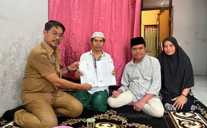 Penyerahan akta kematian jamaah haji meninggal di Makkah asal Sidoarjo oleh Kepala Disduk Capil Sidoarjo, Reddy Kusuma.