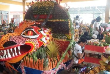 Ancak berbentuk menyerupai kepala Naga dalam sedekah bumi desa Banjarsari menyedot perhatian warga. (blok-a.com/Ivan)