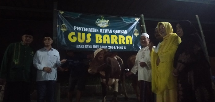 Gus Barra berikan 1 ekor sapi kurban kepada Muslimat NU Kabupaten Mojokerto.(Blok-a.com/Syahrul Wijaya)