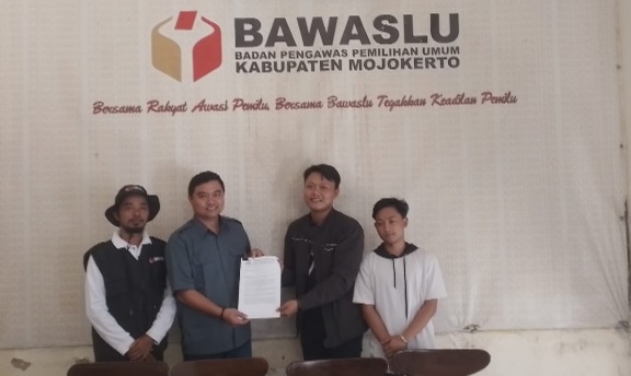 Ketua KIPP saat melaporkan dugaan Anggota KPU Kabupaten Mojokerto yang masih tercantum dalam pengurus partai.(Blok-a.com/Syahrul Wijaya)