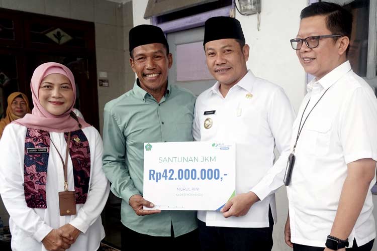 Penyerahan santunan kematian bagi keluarga kader Posyandu Sidoarjo yang meninggal dunia.