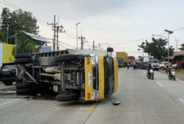 TKP kecelakaan di jalan raya bypass Mojokerto, Minggu (16/6/2024).(Blok-a.com/Syahrul Wijaya)