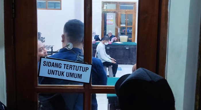 Terdakwa saat memasuki ruang sidang tertutup tuntutan oknum ASN Pemkot Mojokerto.(Blok-a.com/Syahrul Wijaya)