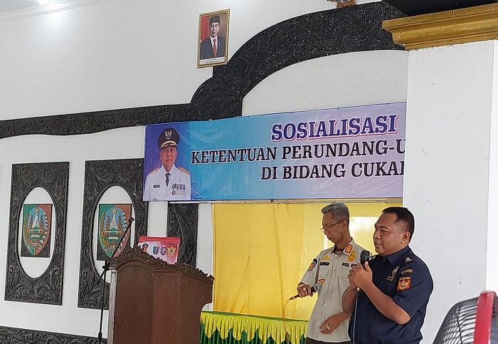 Sosialisasi perundang-undangan cukai di kantor kecamatan Bandarkedungmulyo.(dokumen Kominfo Jombang for blok-a.com)