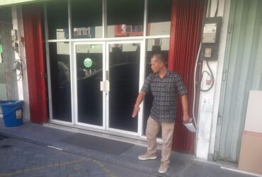 Wahab menunjukan lokasi parkir unit rampasan saat oknum kolektor mendatangi kantornya.(blok-a.com/ivan)