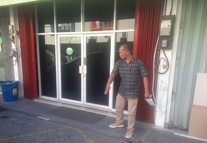 Wahab menunjukan lokasi parkir unit rampasan saat oknum kolektor mendatangi kantornya.(blok-a.com/ivan)