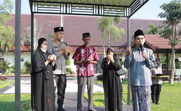 Doa bersama untuk Briptu Rian (alm) di Polres Jombang untuk ikuti doa bersama.(dokumen Polres Jombang)