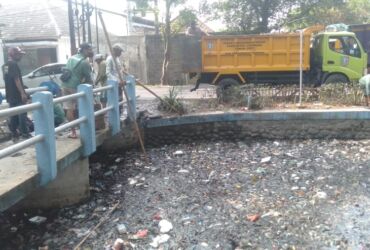 Teks 1: Pembersihan sampah yang ada di sungai sepanjang jalan raya Jombang-Ploso, oleh petugas Santri Jogo Kali Dinas Lingkungan Hidup Jombang.(Blok-a.com/Syahrul Wijaya)