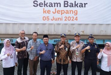 Ekspor Sekam Ladi oleh PT Aji Bakuh Anugrah ditandai pemasangan segel tanda pengaman dari Bea Cukai Gresik dan pemecahan kendi oleh bupati.