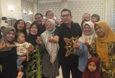 Pj Wali Kota Mojokerto foto bersama penerima bantuan Stunting di ballroom hotel Raden Wijaya.(Blok-a.com/Syahrul Wijaya)