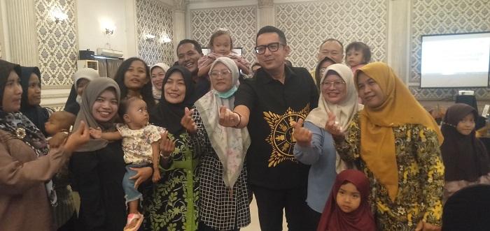 Pj Wali Kota Mojokerto foto bersama penerima bantuan Stunting di ballroom hotel Raden Wijaya.(Blok-a.com/Syahrul Wijaya)