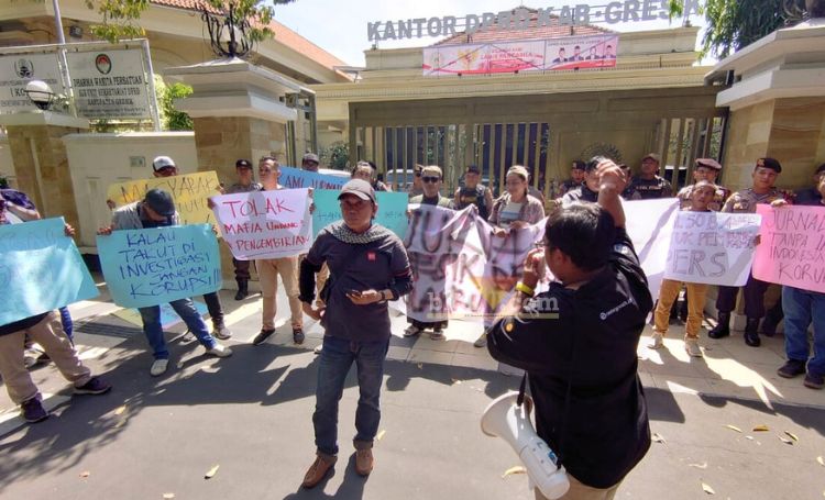 Massa tergabung dalam Jurnalis Gresik Bersatu, mengelar orasinya di kantor DPRD Gresik.(blok-a.com/ivan)