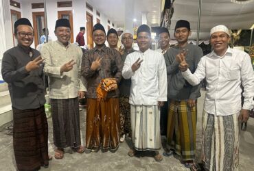 Foto Bersama Gus - Gus dengan H. Slamet Junaidi dengan dua Jari (blok-a.com/Yusuf)