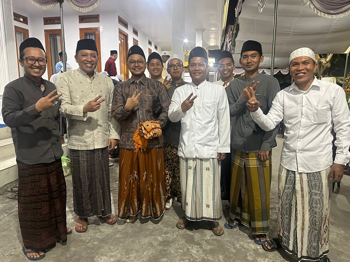 Foto Bersama Gus - Gus dengan H. Slamet Junaidi dengan dua Jari (blok-a.com/Yusuf)