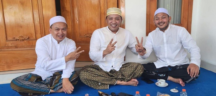 Kanan Gus Khoiron Zaini, H. Slamet Juanidi dan Gus Abd. Wahid Sholeh Kompak Pose Salam Dua Jari (blok-a.com/Yusuf)