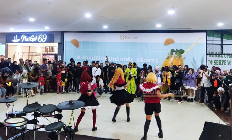 Puluhan Costplayer meramaikan hari musik dunia di Icon Mall Gresik. (blok-a.com/Gresik)