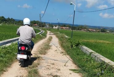 Jalan rusak di Cangkreng Sumenep yang belum kunjung diperbaiki.