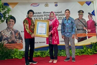 Diwakili Titik Ernawati kadis KBPPA Gresik, Bupati yani menerima Kak Seto Award 2024 atas titel Bupati Sahabat Anak.