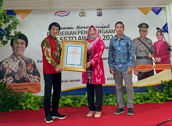 Diwakili Titik Ernawati kadis KBPPA Gresik, Bupati yani menerima Kak Seto Award 2024 atas titel Bupati Sahabat Anak.