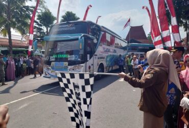 Pemberangkatan jemaah calon haji kabupaten Mojokerto oleh Bupati Ikfina Fahmawati di Pendopo Kabupaten Mojokerto bulan lalu.(Blok-a.com/Syahrul Wijaya)