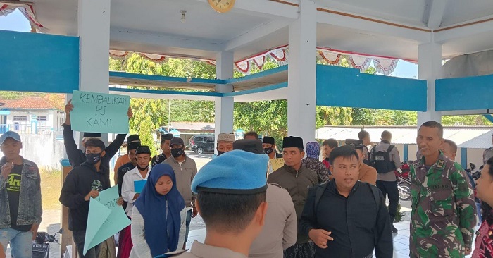 BPD dan Warga Desa Poreh Saat Audensi di Kecamatan Karang Penang, Sampang.