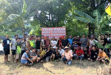Statusnya belum diserahkan, warga kerja bakti di area pemakaman perumahan GPR didampingi YLBH Fajar Trilaksana.(blok-a.com/ivan)
