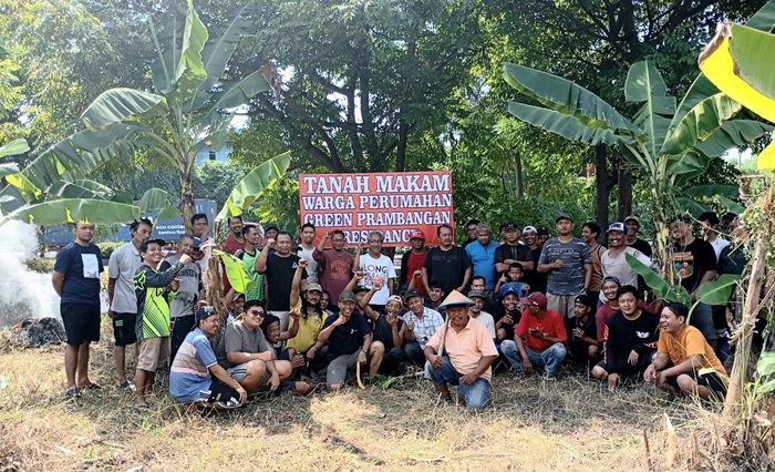 Statusnya belum diserahkan, warga kerja bakti di area pemakaman perumahan GPR didampingi YLBH Fajar Trilaksana.(blok-a.com/ivan)