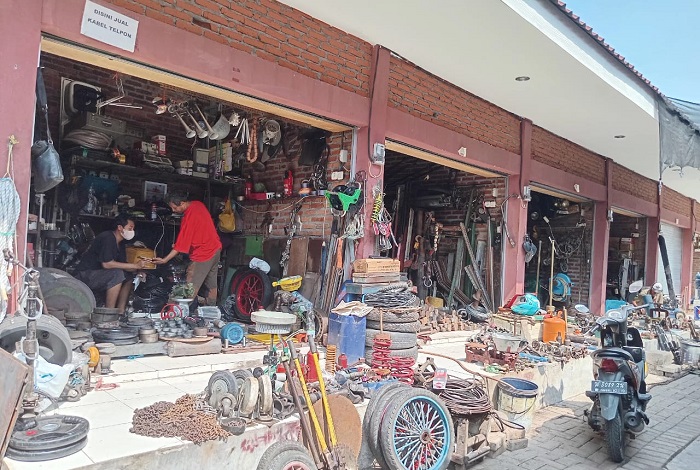 Pedagang loak di pasar ketidur, Prajuritkulon, Mojokerto.(Dokumen Kominfo)