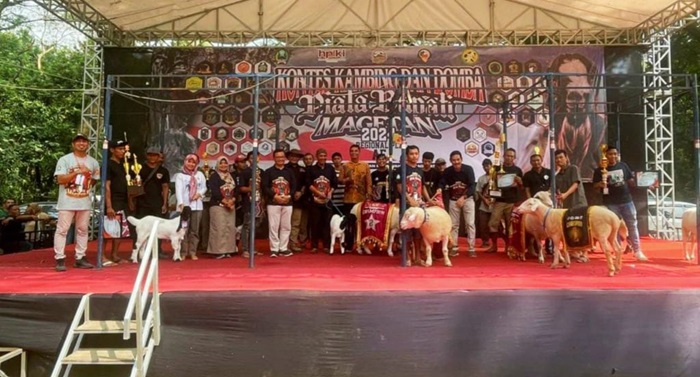 PJ Bupati Magetan, PJ Sekda dan OPD berfoto dengan pemenang kontes.