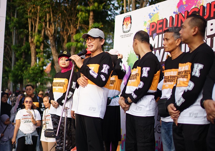 Pj Bupati Bojonegoro dalam fun walk peluncuran tahapan Pilkada 2024, Minggu (02/06/2024).